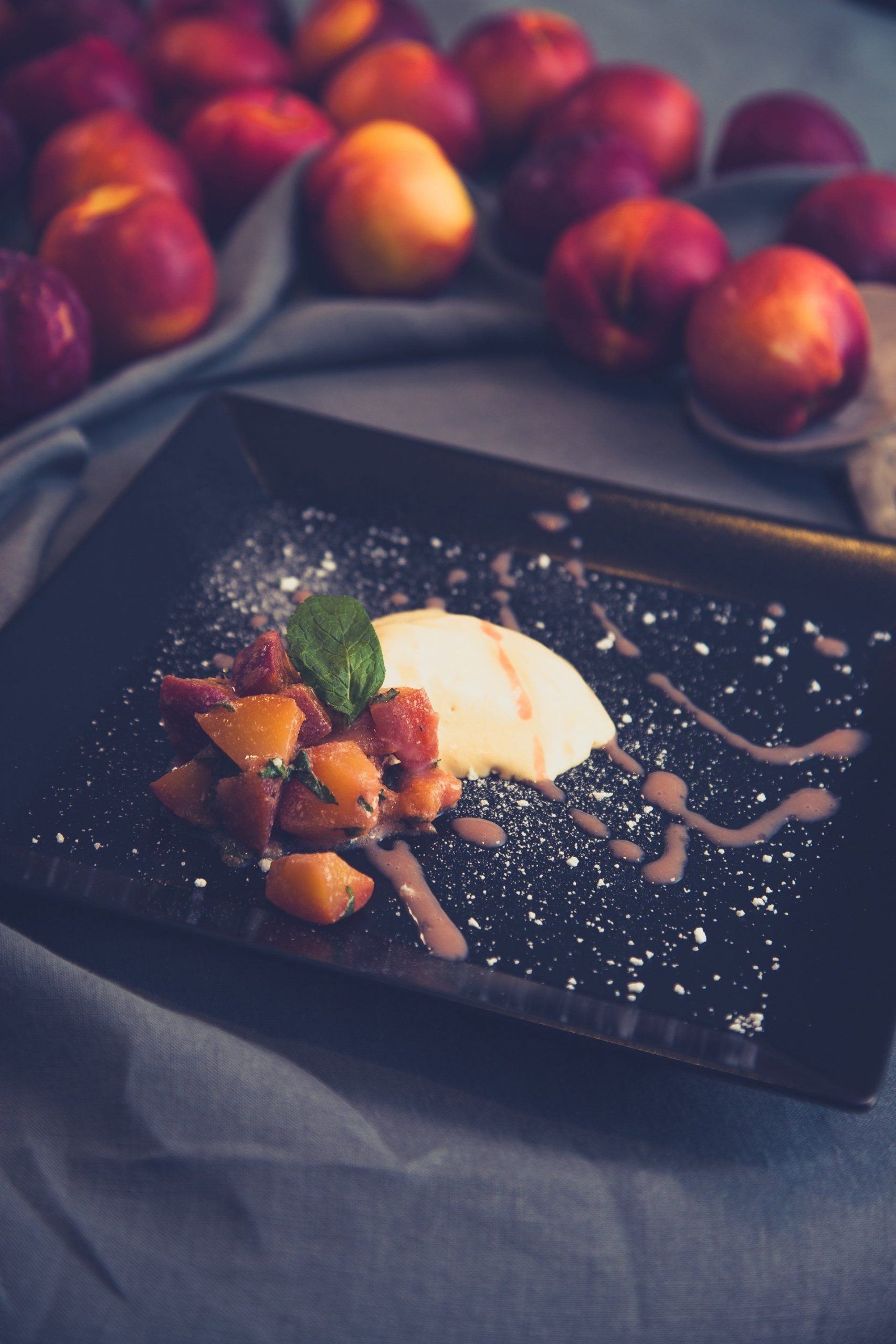 Amarulaparfait mit Nektarinen-Minze-Salat und Vanille-Pflaumen-Soße